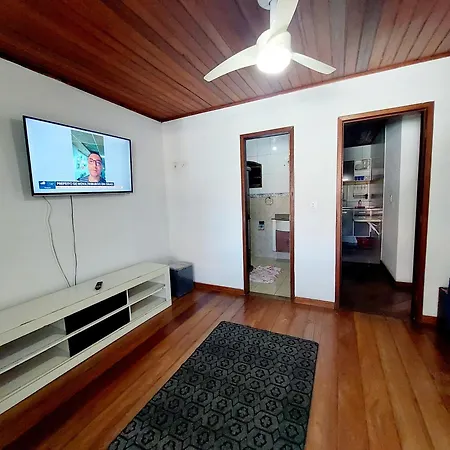 Casa Aconchegante com Varanda e 2 Quartos-3