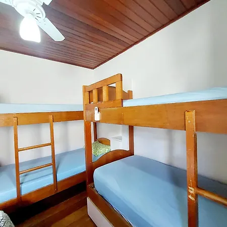 Casa Aconchegante com Varanda e 2 Quartos-2